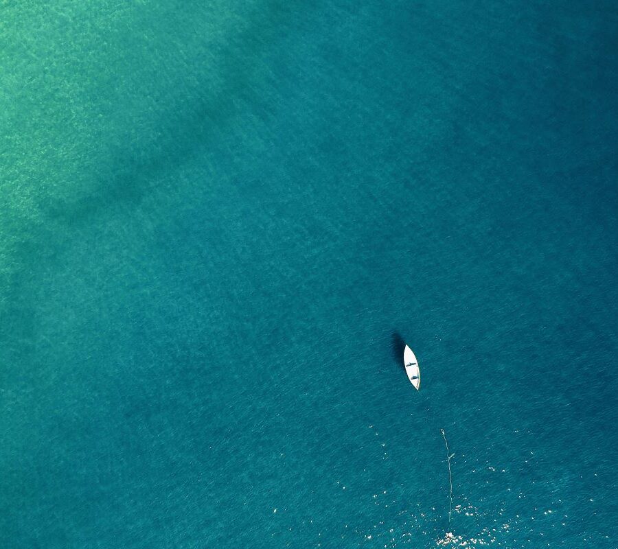 image-of-the-ocean-with-a-small-boat-sailing